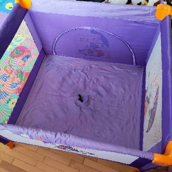 Детска кошарка за игра+ постелка- като нови