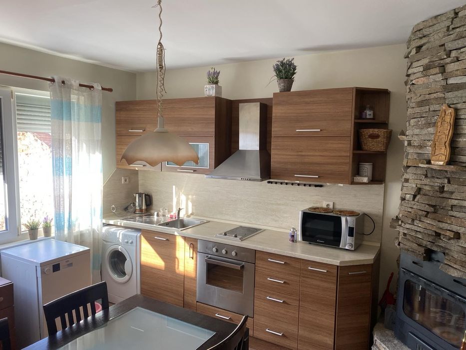 Дава се под наем Тристаен апартамент в Бургас, Център - 92 кв.м за 510 € - Снимка #1