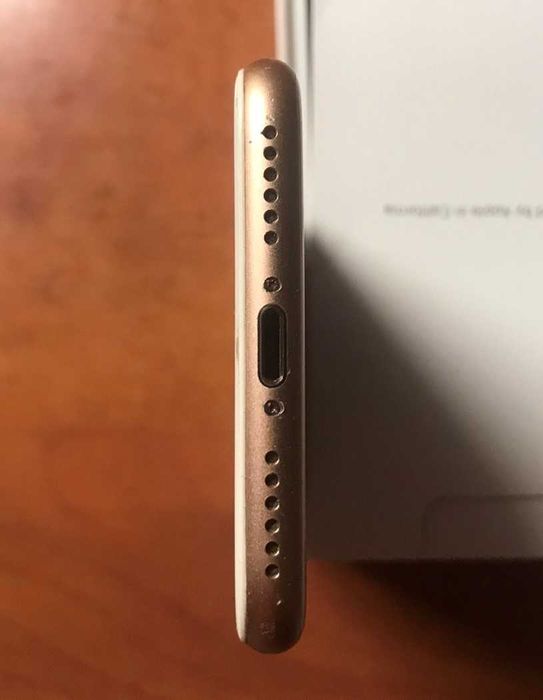 Продавам iphone 8 gold rose 64gb