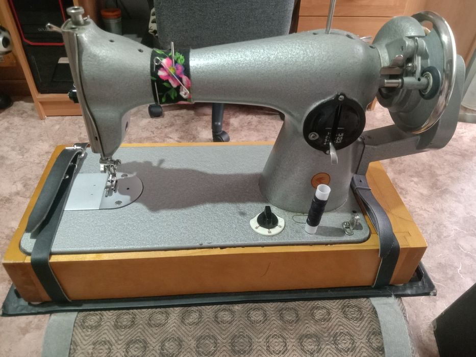 Продам советскую швейную машинку