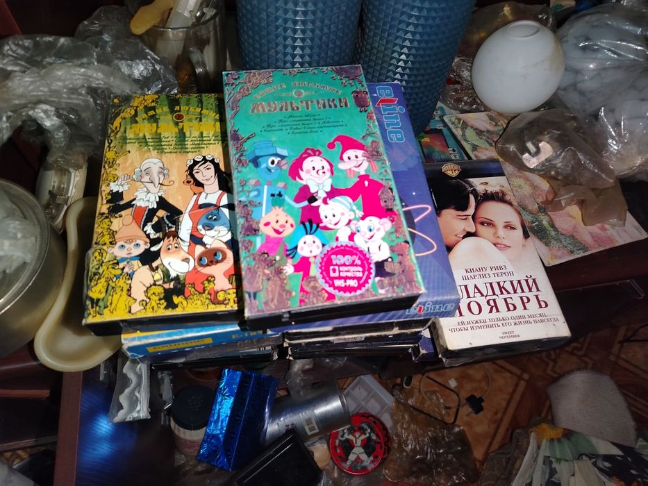 Продам видеокассеты и виниловые пластинки