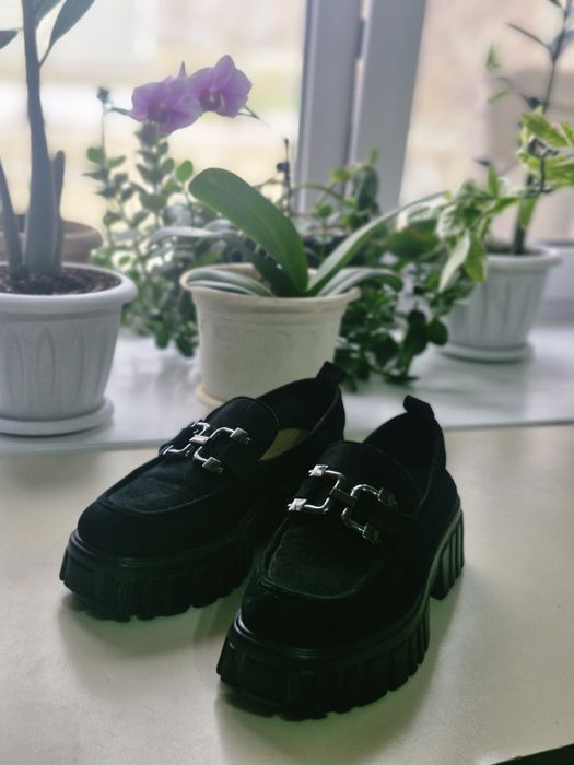 Замшевые туфли и лоферы