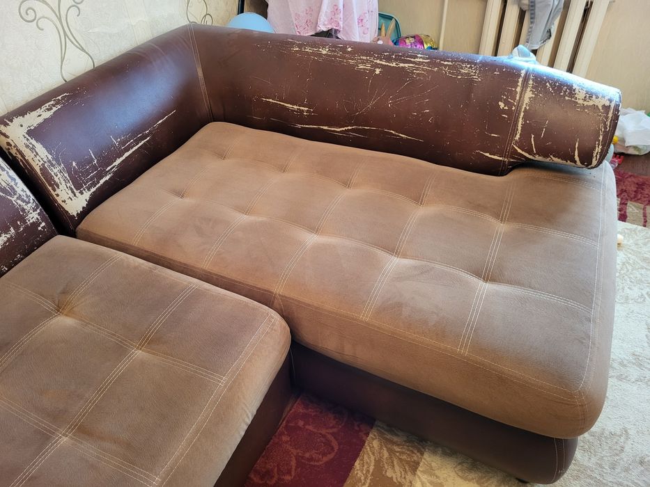 Диван продам, требуется частичный ремонт, самовывоз.