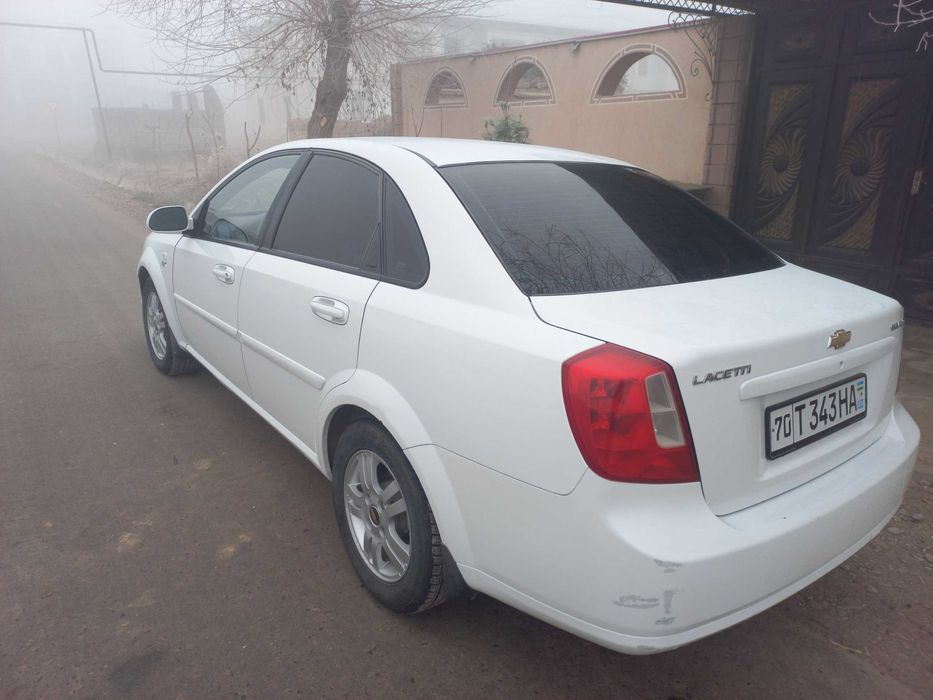 2011 yilda ishlab chiqarilgan lacetti 1.8 matorli avtomashina sotiladi
