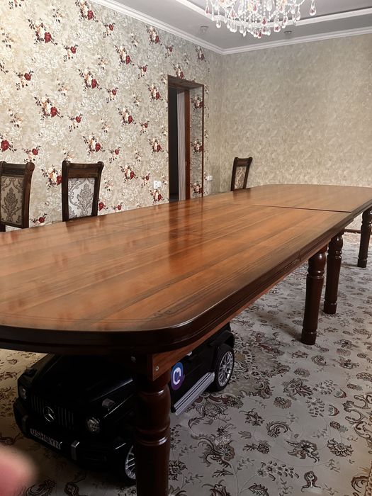 Стол и стулья для зал