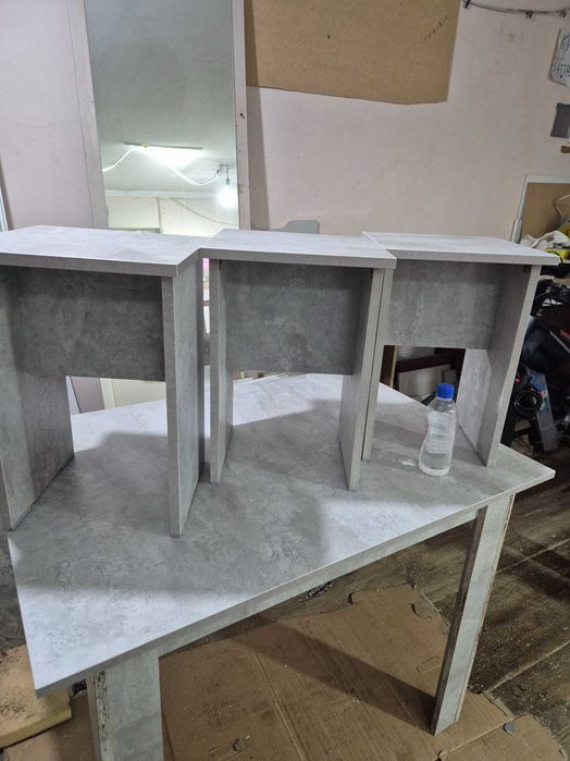 Стол с табуретками