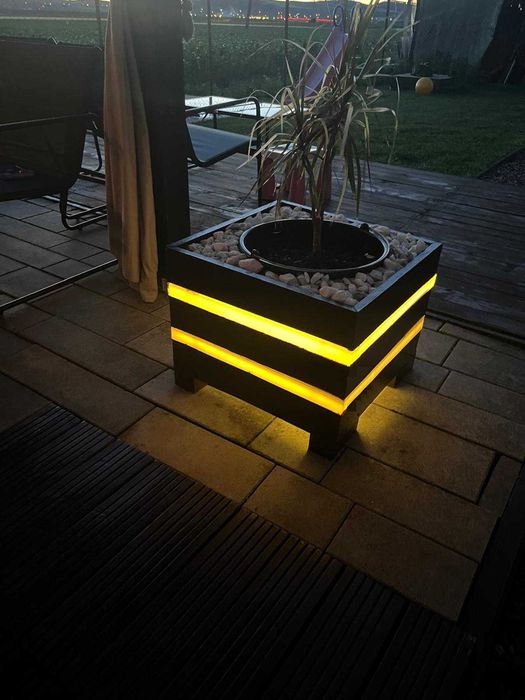 Jardinieră luminoasă din lemn cu LED – Model premium pentru exterior