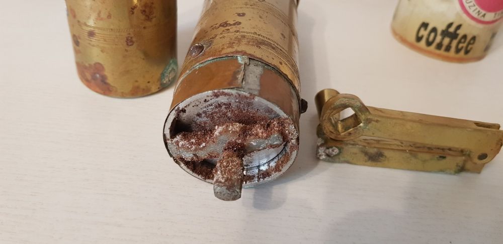 Старинна механична мелничка за кафе и подправки
