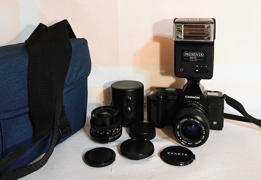 Aparat foto SLR film 35 mm Chinon CP-7m cu obiectiv Exakta 35-70mm cu blitz si inca un obiectiv bonus