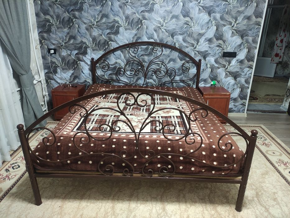 Продаётся двух спальная кованная кровать