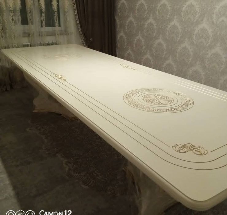 Стол для гостинной