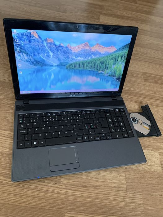 Laptop Acer display 15,6 led,Windows 250gb memorie,5gb ram ddr3,perfect functional vine cu încărcator