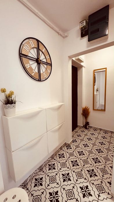 Inchiriez apartament 2 camere,etaj 2 din 4, zona foarte buna in Brasov,prima inchiriere