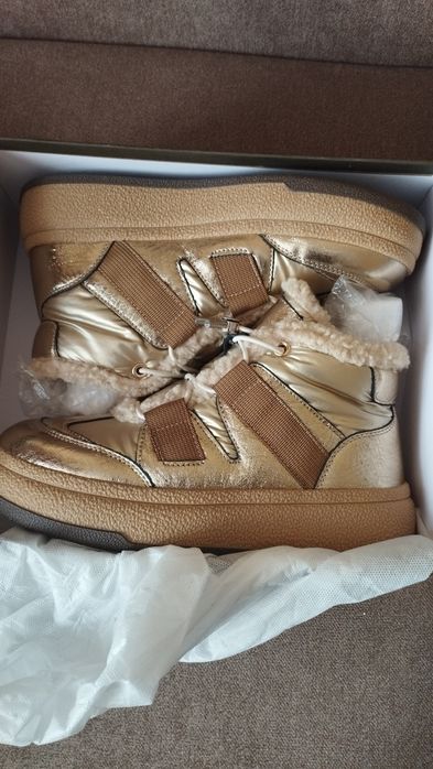 Продам ботинки новые.