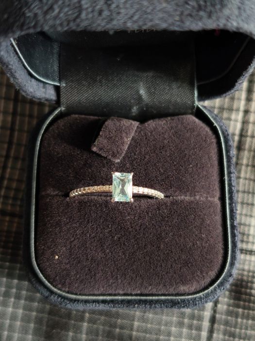 Продам серебрянное кольцо с камнем Топаз