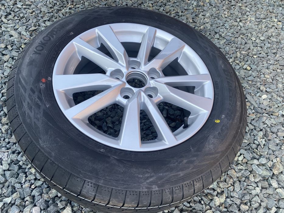 Литой диск с резиной на 16