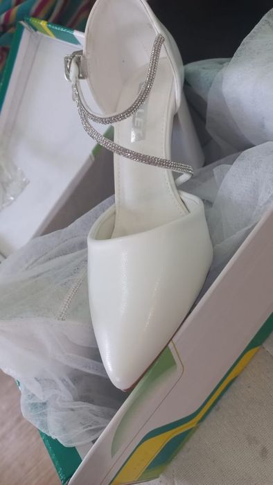 Обувь новая белые туфли