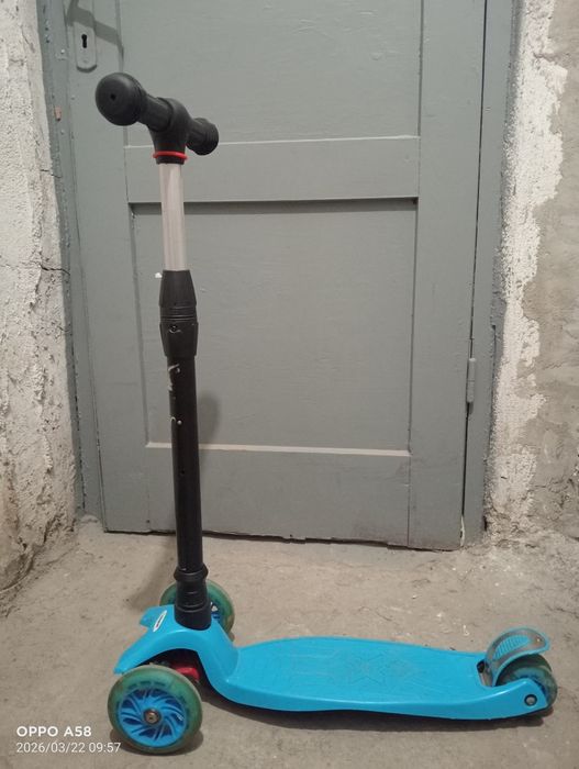 Vând bicicleta fara pedale, trotineta, tricicleta, scaun auto,