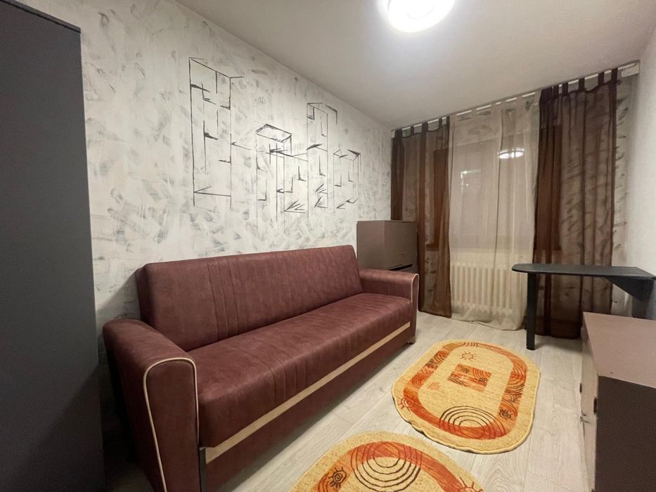 Inchiriez apartament 3 camere decomandat  zona Palas