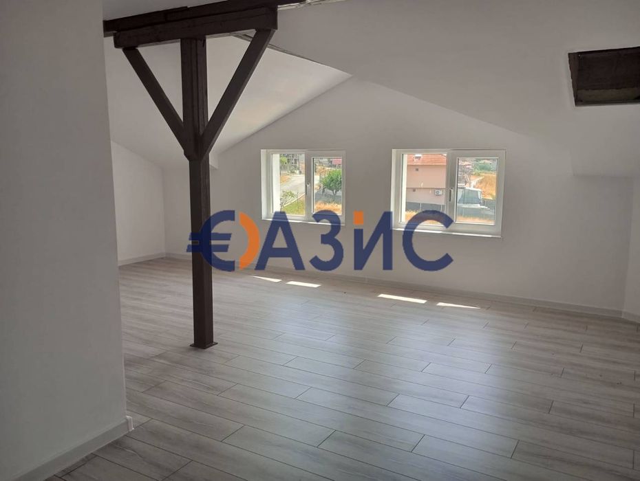 Къща с 4 спални в село. Кошарица, 210 кв.м. + 420 кв.м. двор, България, 270 000 евро #33680498