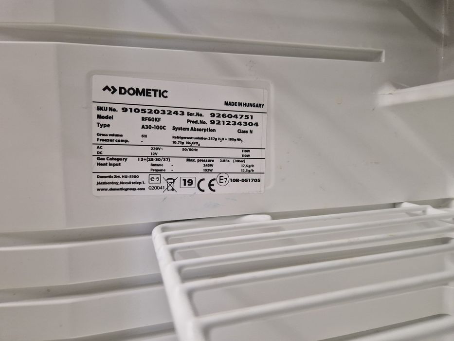 Хладилник за кемпер каравана Dometic на 12 220 волта газ