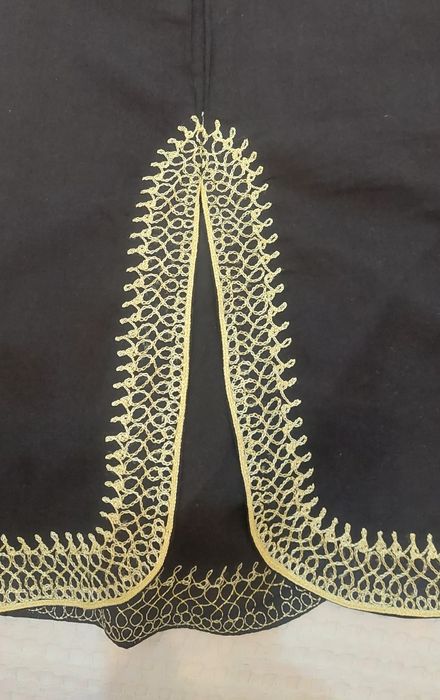 Черна широка рокля с машинна бродерия.