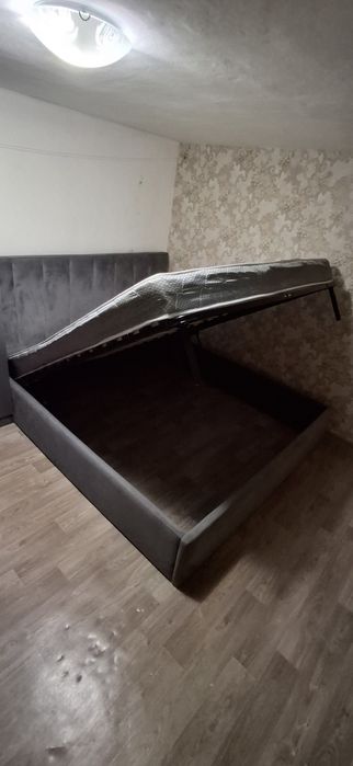 Двухспальняя кровать .