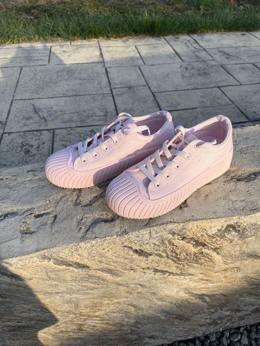 Розови обувки