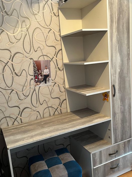 Продается кровать +2 школьных стола