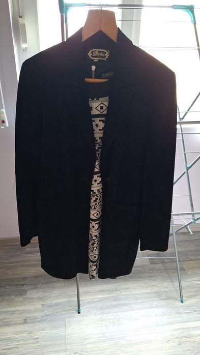 Дамско сако може да се комбинира с елегантни  и ежедневни дрехи