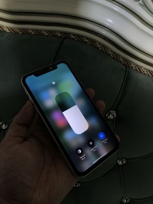 В продаже Айфон Хр.