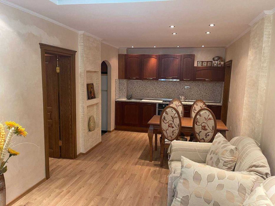 Продава се Тристаен апартамент в Бургас, Лазур - 110 кв.м за 2273 €/кв.м - Снимка #9