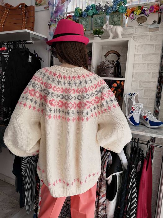 Ръчно изплетен пуловер