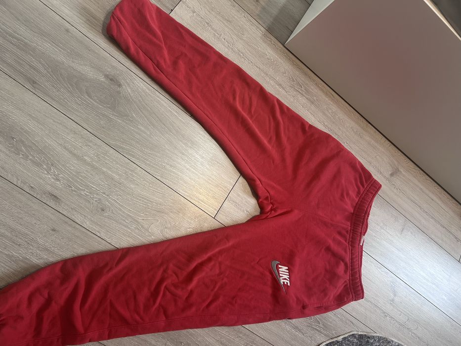 Червено долнище на Nike