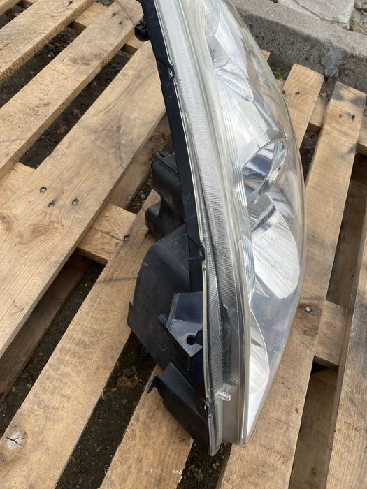 Фар ляв за тойота корола версо 2007 година