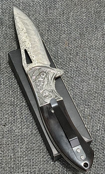 Сгъваем нож с острие имитиращо дамаска