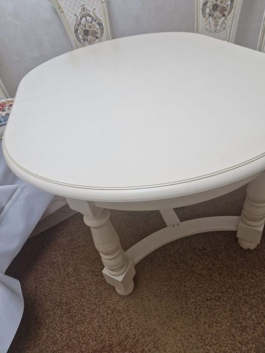 Стол   бежевый хороший