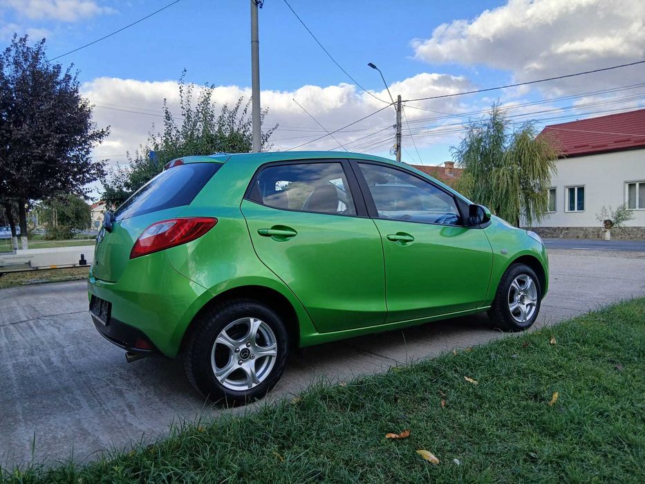 Mazda 2  1.3 benzina 80 c.p. 2011