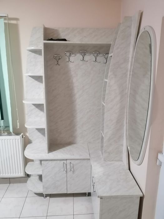 Vând cuier cu rafturi, pantofar și oglindă