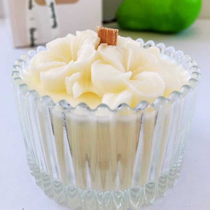 Lumânare parfumată cu fitil din lemn Elysium- Frezii - Pere-Mosc