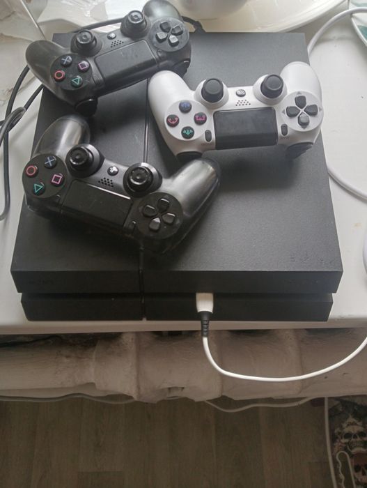 Продам игровую приставку  PS4  на 500 гигов работает без нареканий