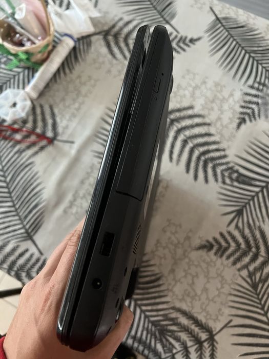 Лаптоп Toshiba със зарядно
