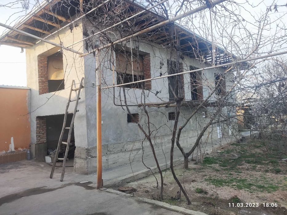 Hovli uy qo'shimcha bog'i bilan