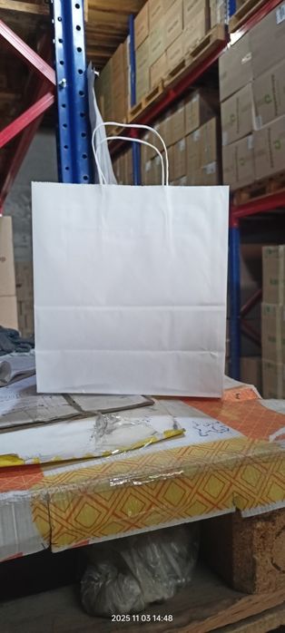 КРАФТ и Белий .ПАКЕТ с ручками — в двух стилях: крафт и белый.
П