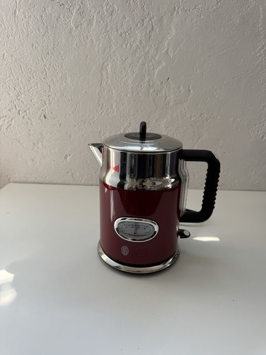 Russell Hobbs Retro Ribbon Red 21670-70 с обем 1.7 литра.