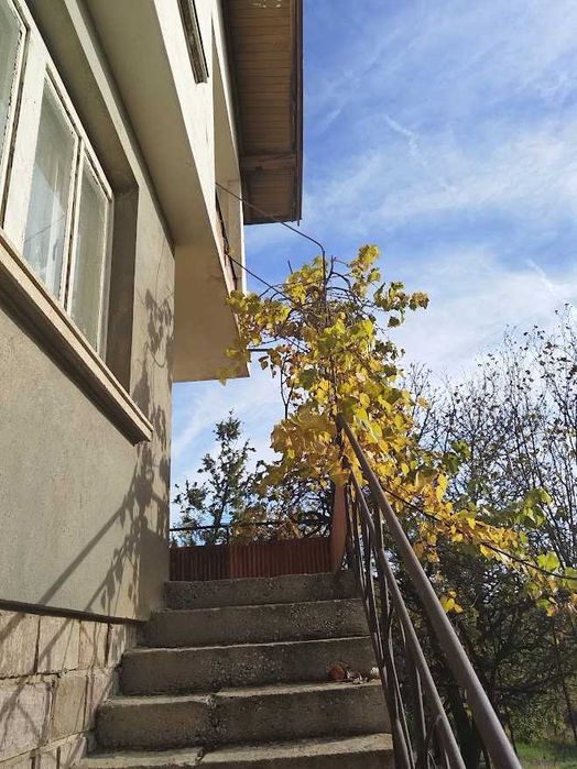 Масивна къща в село Балша