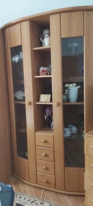Vând vitrină din lemn masiv