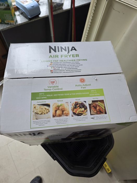 Friteuza cu aer cald Ninja Air Fryer AF100EU, 1550W, 4 functii (Air Fry, Roast, Reheat, Dehydrate)