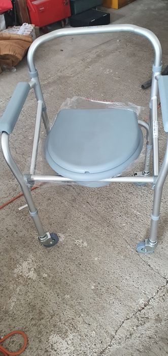 Scaun pliabil cu roti și olita