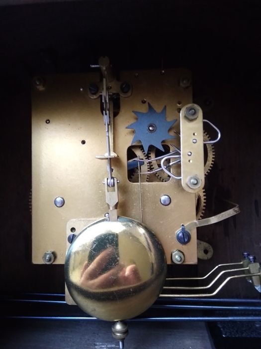 Se vinde ceas mecanic semineu anii 1960 perfect functional cu patina t